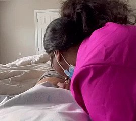 Enfermera milf de ébano curando una gran polla hairbrush sexo. Deject encontré en meetxx. com