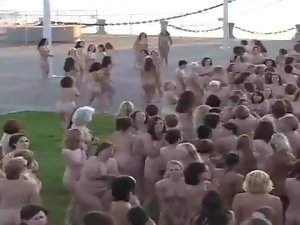 Пять тысяч жен шлюх, голые на открытом воздухе