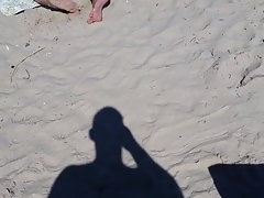 समुद्र तट पर नग्न किशोर