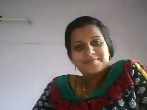 Wanita India Menunjukkan Boobs