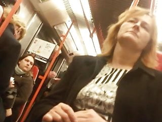 Upskirt volwassen vrouw alongside de trein