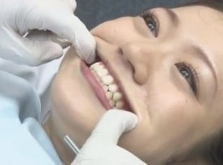 Schluckt bei der Zahnarztpraxis Semen