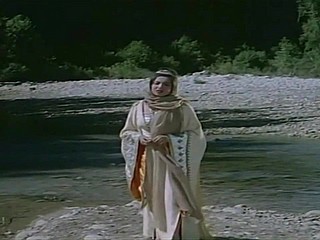 Samira Toufik nel greatcoat 'Bento Aantar'