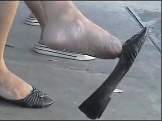 バス停で率直アジアのダングリング靴