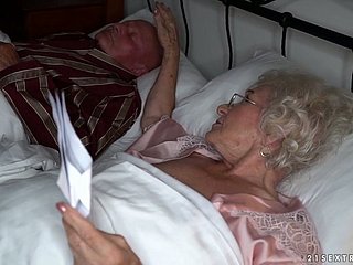 Granny Norma está engañando a su marido con el amante de sangre caliente joven